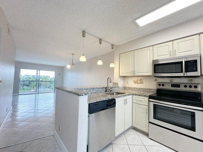 Building Photo - 2220 N Cypress Bend Dr
