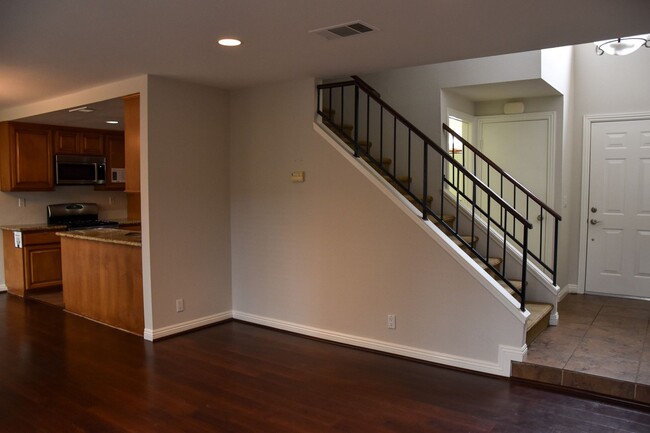 Building Photo - 3 Bedroom 2.5 Bath Hampton Court Condo Nea...