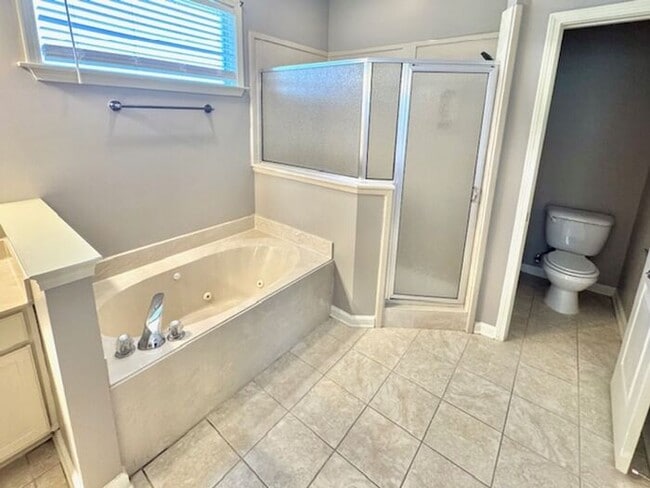 Building Photo - Move In Special! Half off October Rent wit...