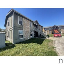 Building Photo - Charming 2-Bedroom Townhome for Rent in Prime East Austin Location – Your Ideal Urban Retreat!
