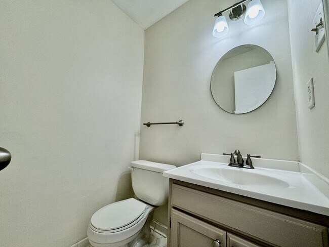 Building Photo - 3-Bedroom Townhome READY NOW!! Fresh Paint...