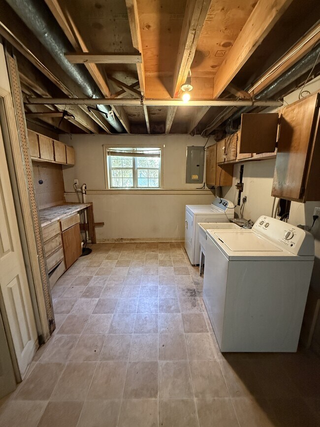 Building Photo - 1027 Pirates Ct