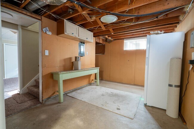 Building Photo - 3 Bed 1.5 Bath Updated Home with Private Fenced Backyard and Mountain Views