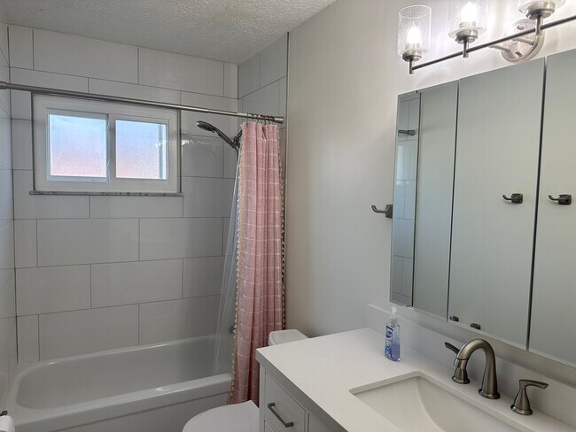 Building Photo - 180 Bombay Ave