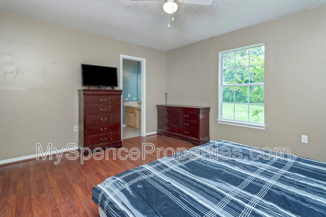 Building Photo - 14 Flora Cove