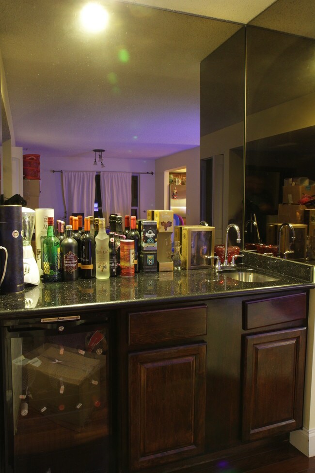 Wet bar with wine cooler - 21367 Chinaberry Dr