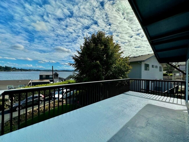 Building Photo - Newly Remodeled Top-Floor Duplex w/ Lake a...