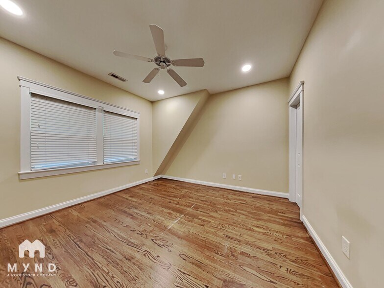 Building Photo - 711 E 9th St