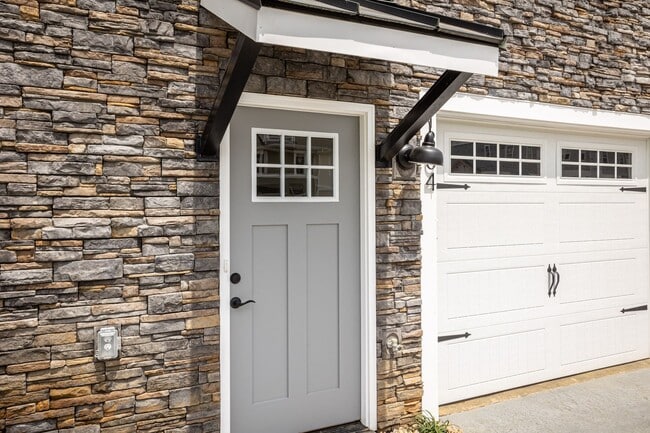 Building Photo - Spacious End Unit Luxury Townhome! Outstanding Location!