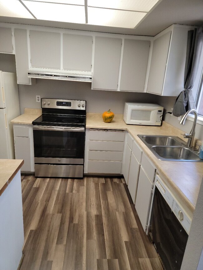 Building Photo - 6120 Merrywood Dr