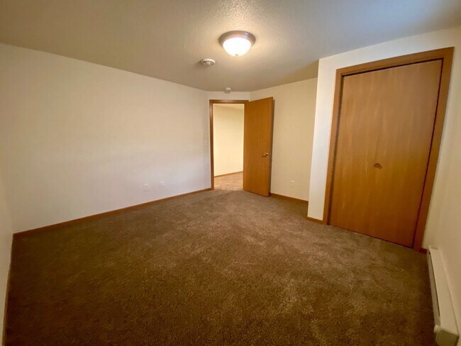 Building Photo - Spacious 4 Bedroom Townhome in Great Neigh...