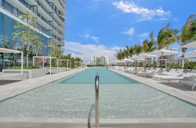 Building Photo - 580 72nd St