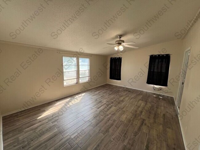 Building Photo - Spacious 3 bedrooms 2 baths home- Storage ...