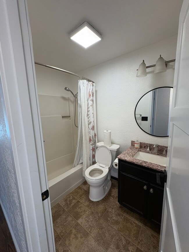 Building Photo - 4 Bed 2 Bath House Modern Comfort Meets En...