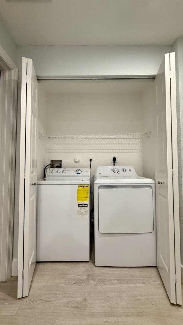 Building Photo - Spacious 3/3 Townhouse with Lake View – Sa...