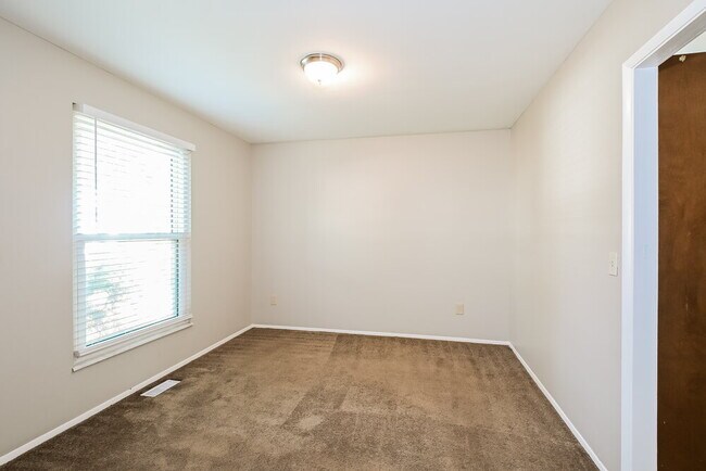 Building Photo - 5 Shining Rock Dr