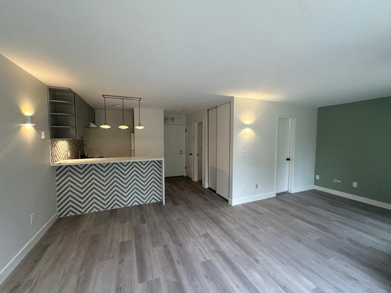 Building Photo - 6 Admiral Dr