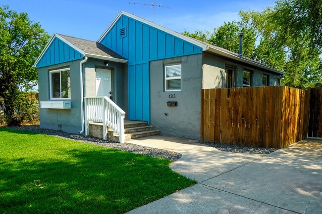 Building Photo - 4213 W Clark St