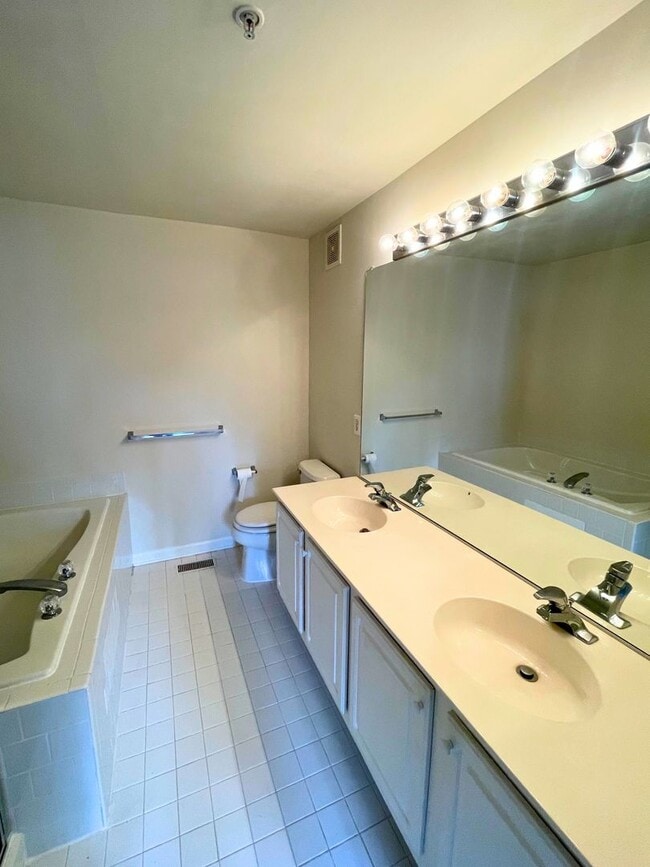 Building Photo - Beautiful 2BR, 2.5BA Townhouse Style Condo Near Old Town Alexandria