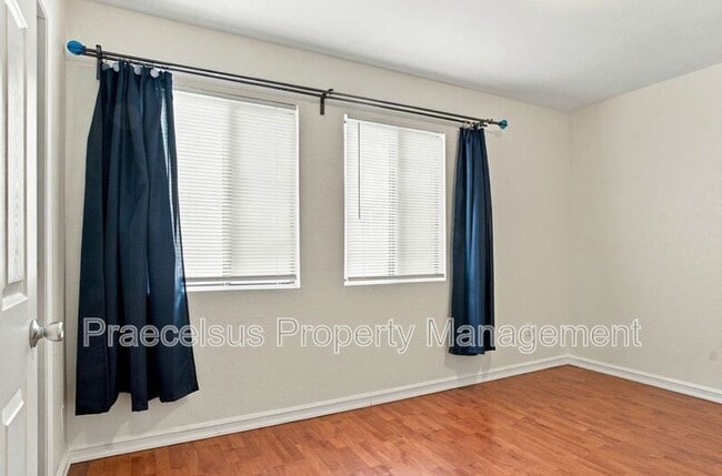 Building Photo - 1465 Hemlock Ave