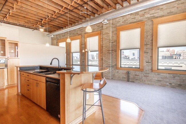Building Photo - Modern Downtown Milwaukee Condo for Rent