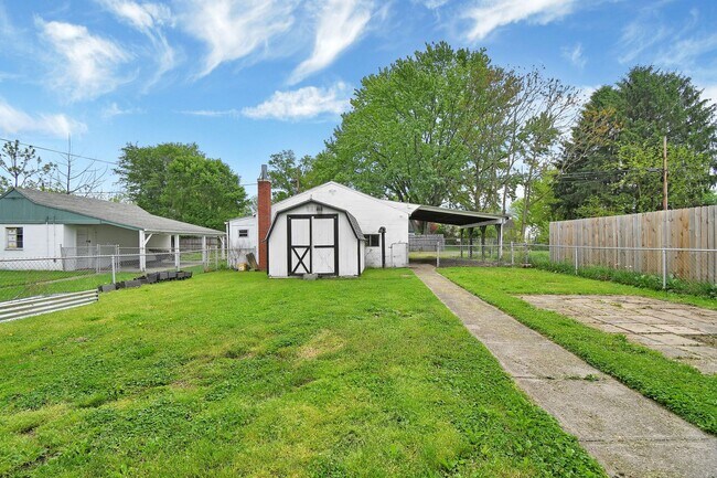 Building Photo - Large Single Family Rental - Available Now