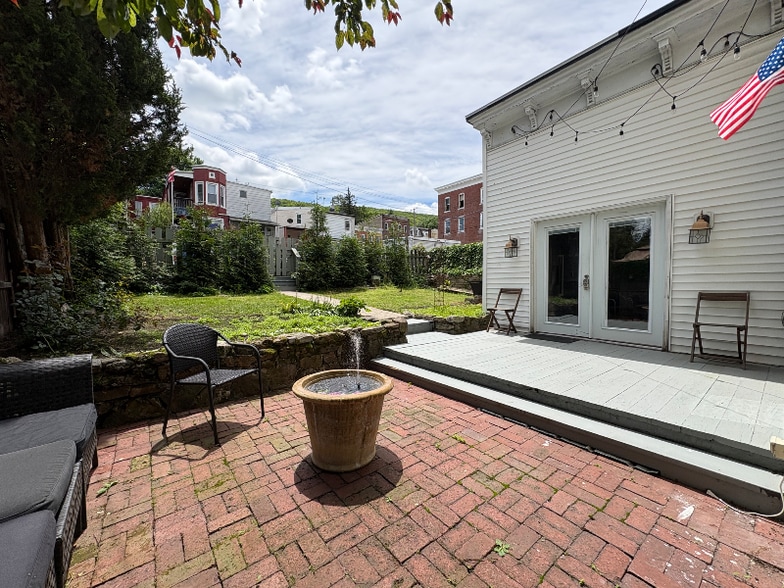 Building Photo - 615 W Market St