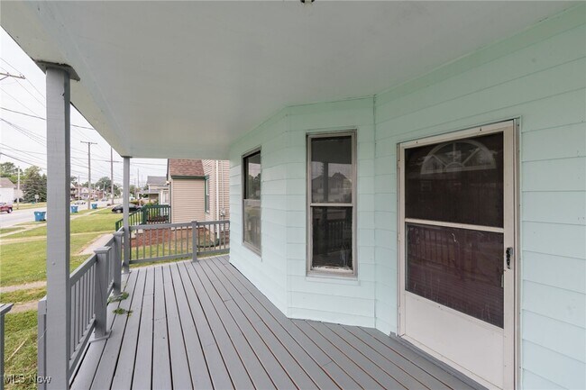 Building Photo - 1226 W Erie Ave