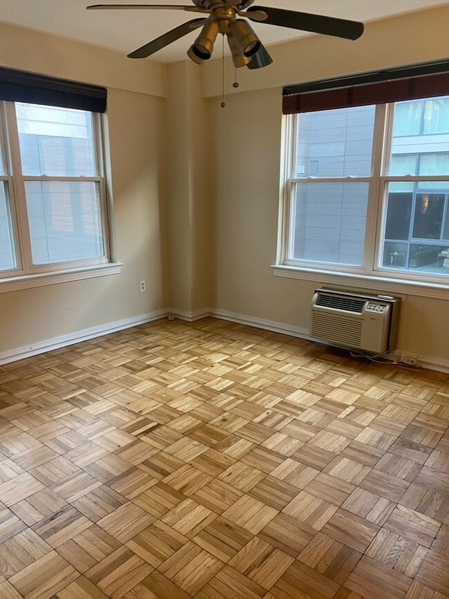 Building Photo - Charming 1 Bed 1 Bath Mid-Rise Condo In We...