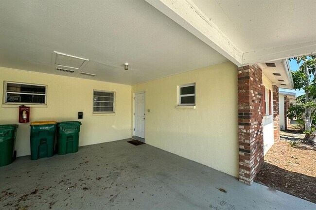 Building Photo - 3010 Holly Ave