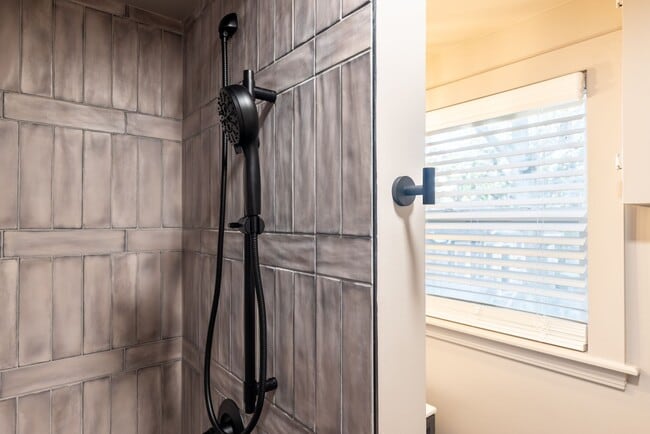 Building Photo - $300 OFF April Rent! Stylish Upstairs 1BR in Historic District