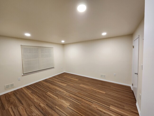 Building Photo - 33 Cypress Ct