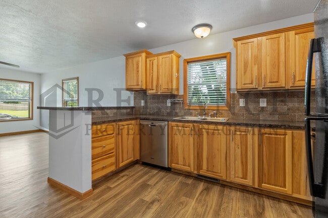 Building Photo - 305 S Elm St