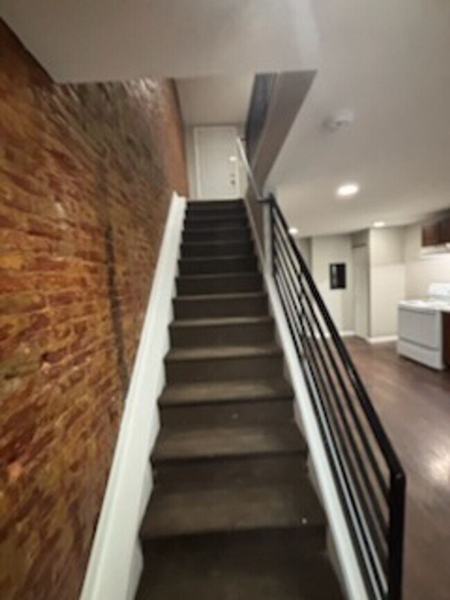 Building Photo - 24 E Silver St