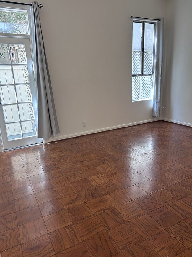 Building Photo - 9080 Shoreham Dr