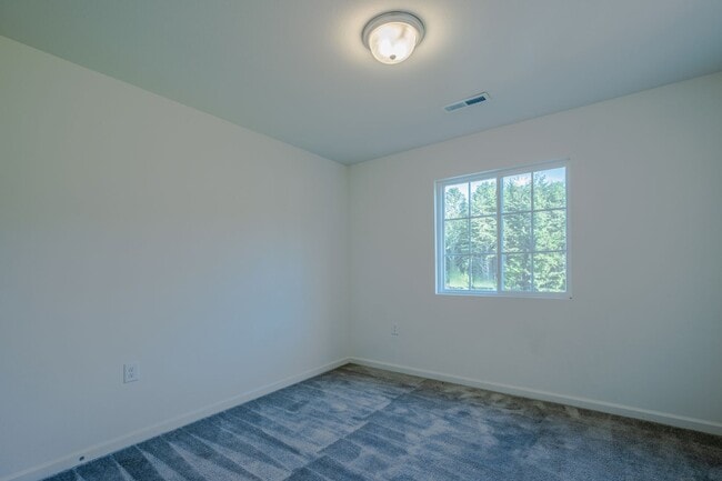Building Photo - Like new construction 2 story home 4 bedro...