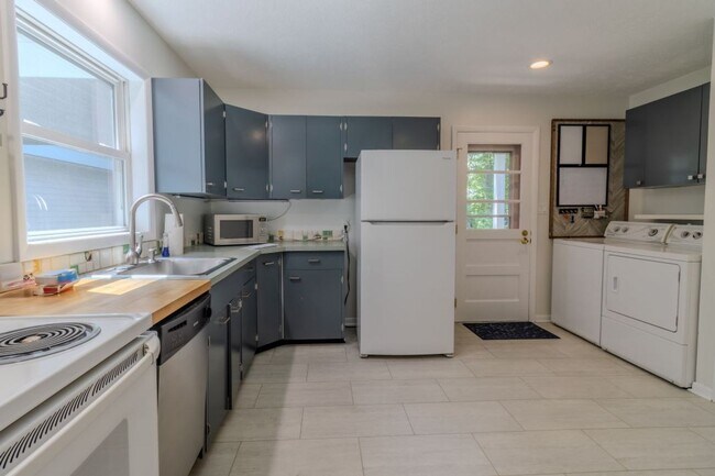 Building Photo - The Little Bungalow of Your Dreams Near East Bay! 2BR / 1BA Long-Term Rental