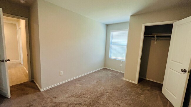 Building Photo - Spacious 4BR w/ Large Backyard – Close to ...