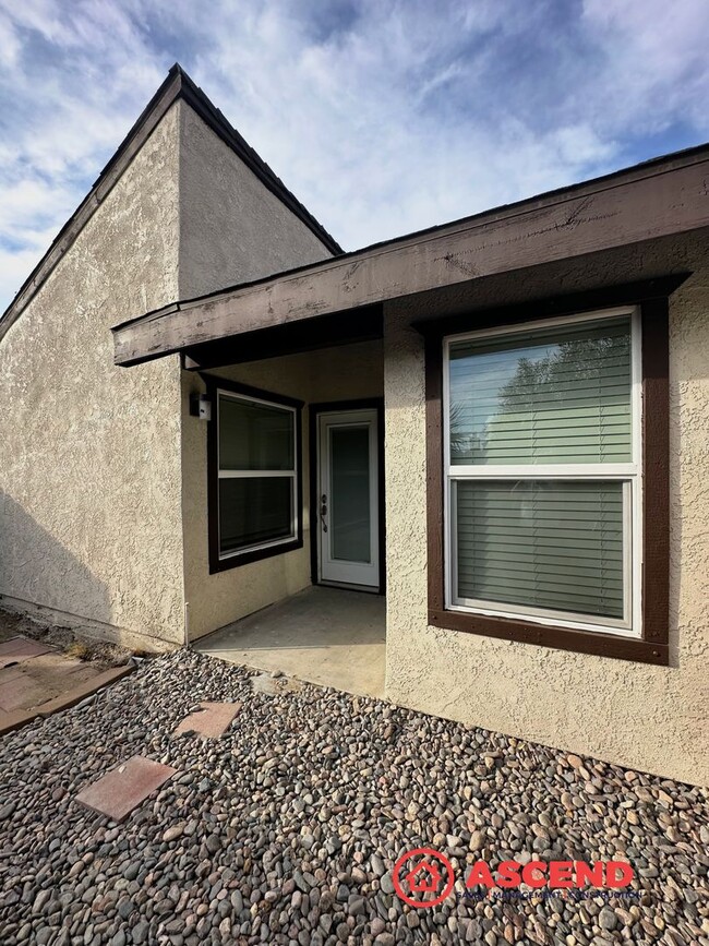 Building Photo - Charming Condo Located in HOA!