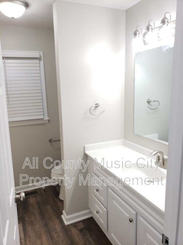 Building Photo - 553 Owendale Dr