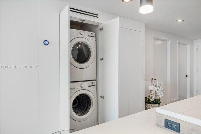 Building Photo - 460 NE 28th St