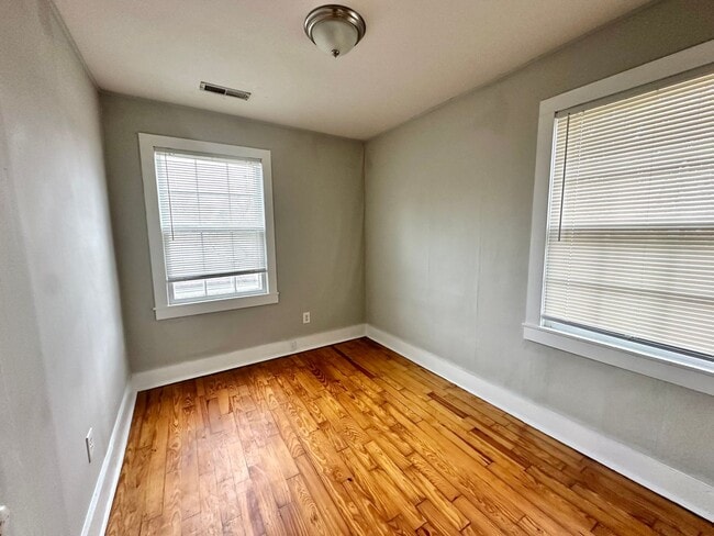 Building Photo - Duplex Townhouse with Huge Yard! Pet Friendly! Close to the Lake!
