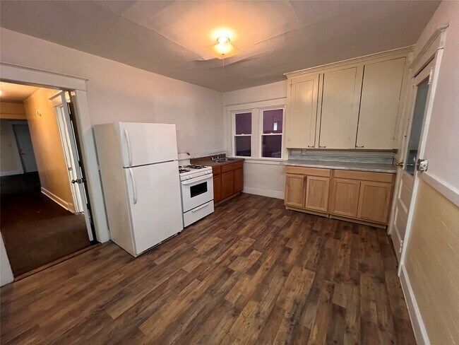 Building Photo - 155 Willow St