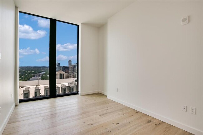 Building Photo - 610 Davis St