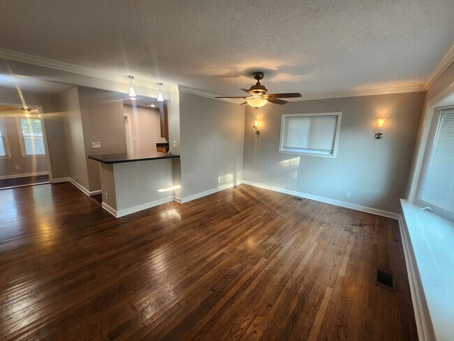 Building Photo - Updated 3 bedroom 1.5 home great for enter...
