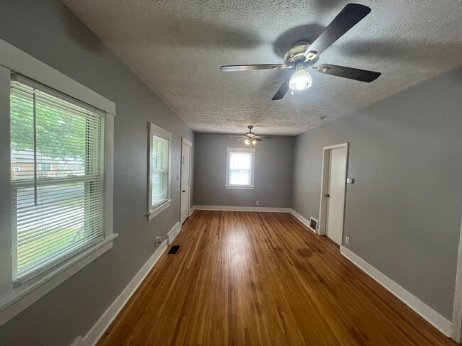 Building Photo - Huge Garage, Fenced Backyard, Laundry