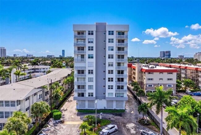 Building Photo - 3113 S Ocean Dr