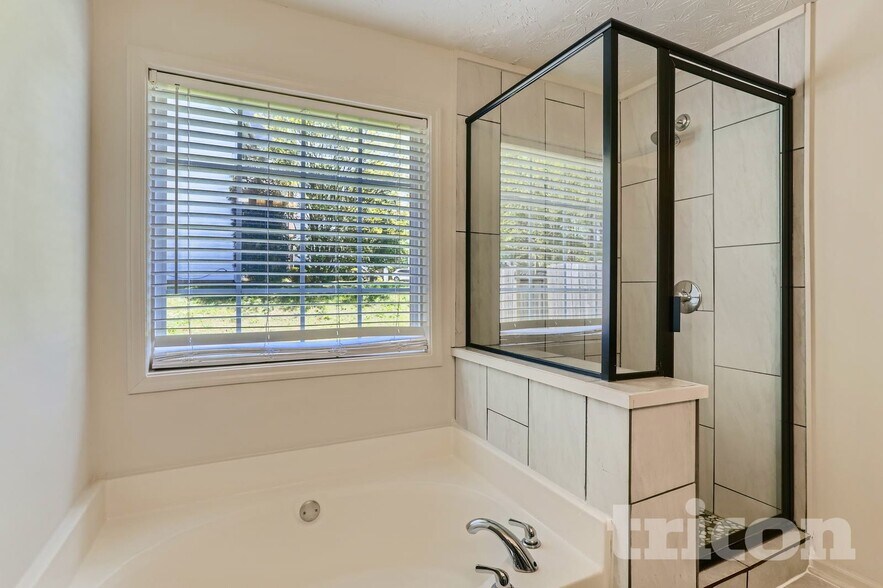 Building Photo - 2500 Huntington Dr