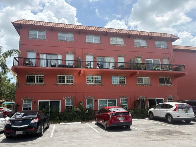 Building Photo - 680 Tennis Club Dr