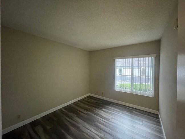 Building Photo - Clean and Updated 3 bed 2 bath House with ...